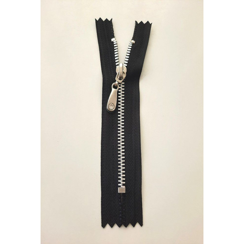 Krátký zip kapsový - jemný, černý 10 cm, zuby 4 mm, bílý kov