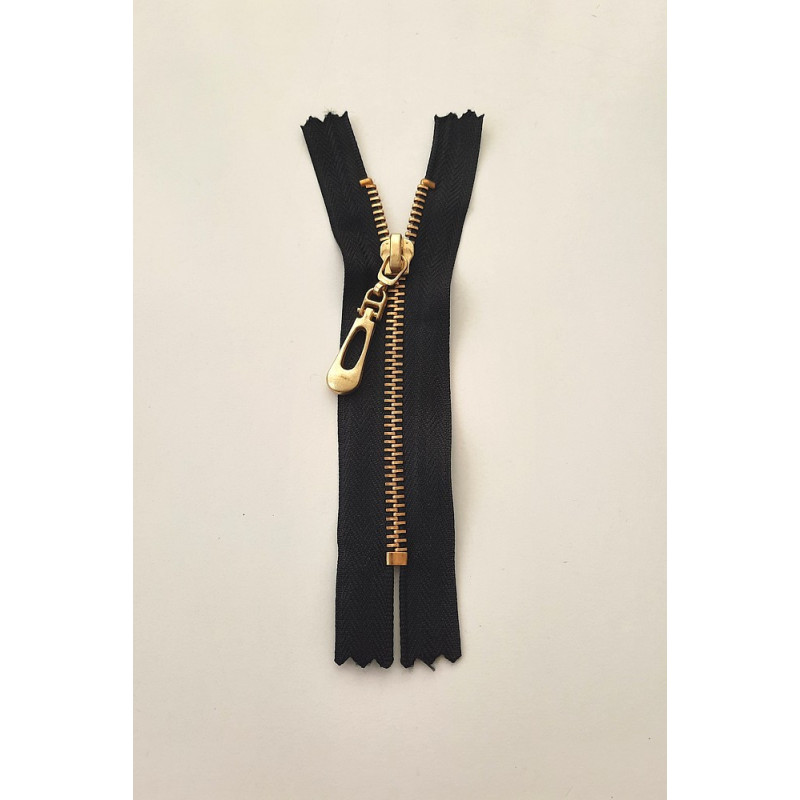 Krátký zip kapsový - jemný, černý 10 cm, zuby 4 mm, žlutý kov