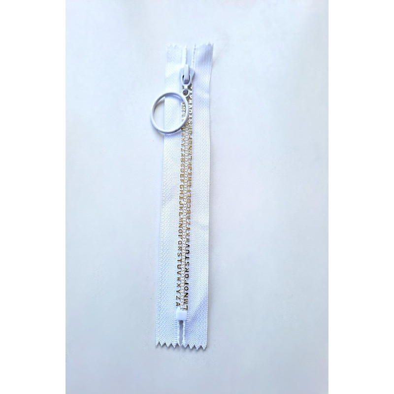 Krátký zip kapsový - písmenka 16 cm, zuby 8 mm, bílá/zlatá