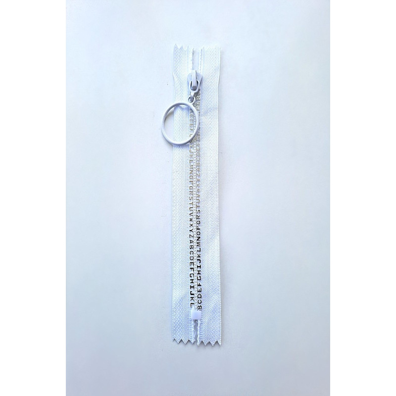 Krátký zip kapsový - písmenka 16 cm, zuby 8 mm, bílá/stříbrná