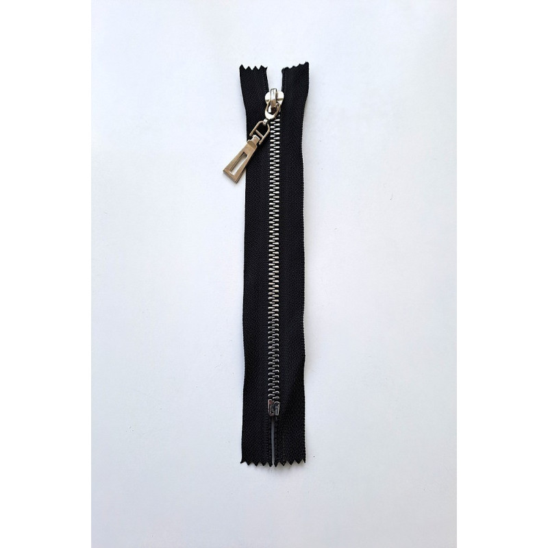 Krátký zip kapsový - středně hrubý 16 cm, zuby 5 mm