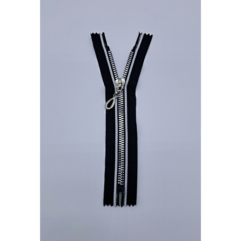 Krátký zip kapsový - středně hrubý 16 cm, zuby 6 mm proužek