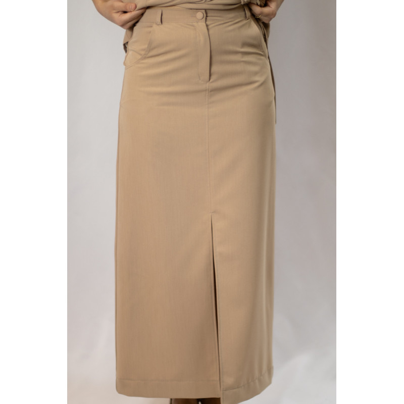 Langer Damenrock mit Schlitz in Sandfarben.