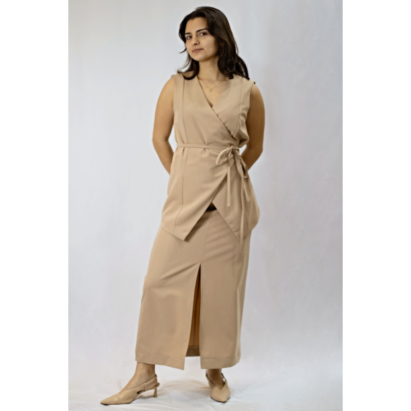 Langer Damenrock mit Schlitz in Sandfarben.